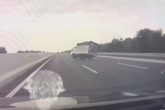 Xe tải nổ lốp lật ngang trên cao tốc Hà Nội - Hải Phòng