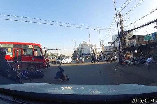 Xe buýt vượt đèn đỏ, tông văng người đi xe máy trên phố Sài Gòn