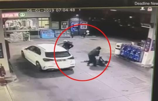 Hai thanh niên tấn công phụ nữ cướp ô tô tại trạm xăng và cái kết đắng