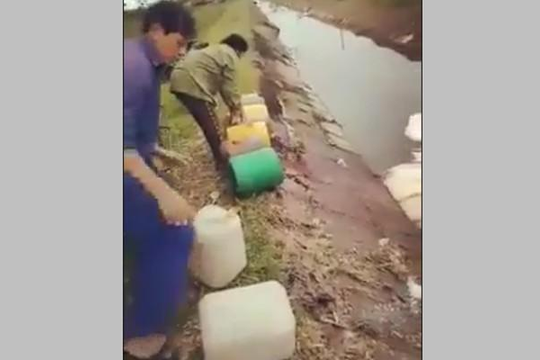 Trưởng thôn ở Hà Tĩnh nhiều lần đổ chất thải ra kênh