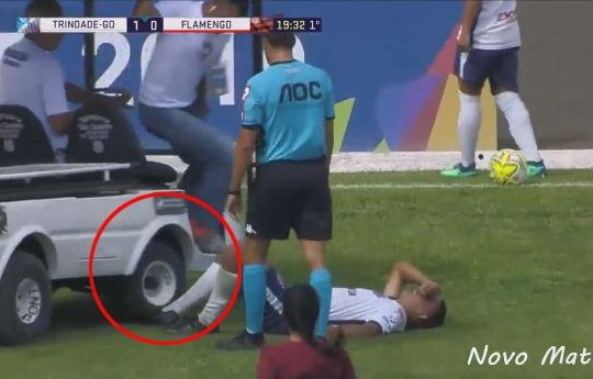 Chấn thương nằm trong sân, cầu thủ còn bị xe y tế chèn qua chân