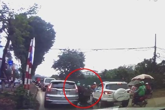 Nam thanh niên liều lĩnh đi xe máy vào giữa 2 ô tô và cái kết đắng