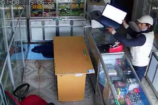 Trộm táo tợn vào cửa hàng cuỗm laptop khi chủ tiệm đang ngủ say