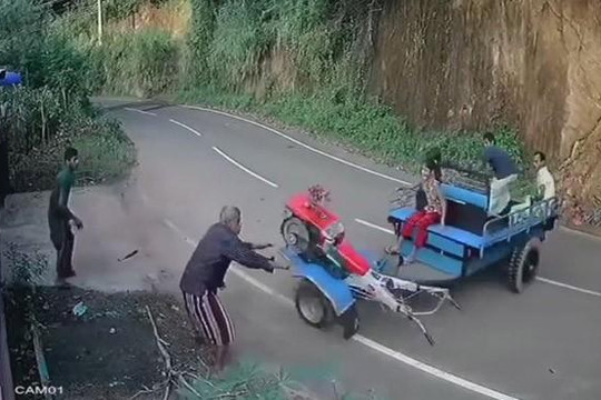 Kinh hoàng xe máy kéo chở người mất lái, quay vòng giữa đèo