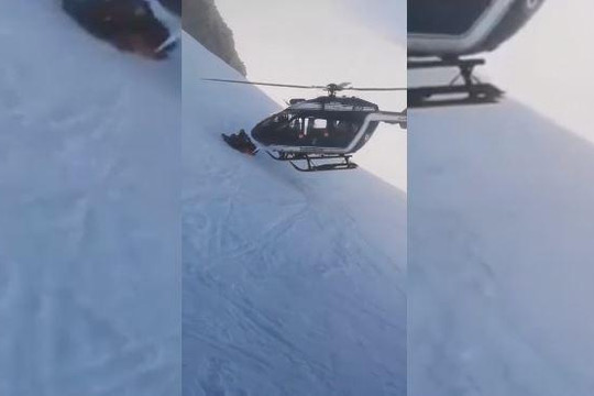 Trực thăng giải cứu người trên núi tuyết ngoạn mục như phim hành động