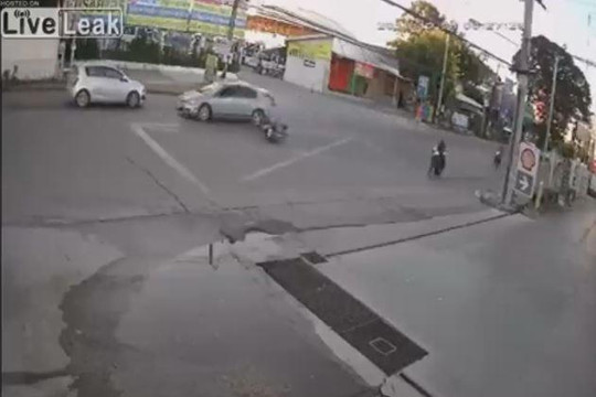 Vừa ngã xe máy, cô gái xui xẻo tiếp tục bị ô tô tông văng trên đường