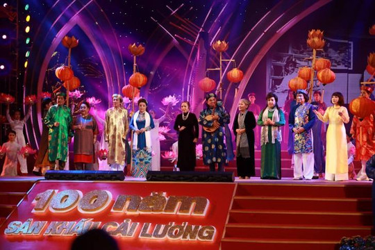 ‘100 năm sân khấu cải lương’ níu chân hàng nghìn khán giả trên phố Nguyễn Huệ