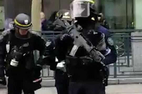 Cảnh sát Pháp được trang bị súng bán tự động để dẹp biểu tình 'Áo vàng'