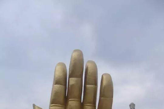 Tượng Phật cao nhất thế giới ở Trung Quốc, muốn chạm tay vào phải trả tiền