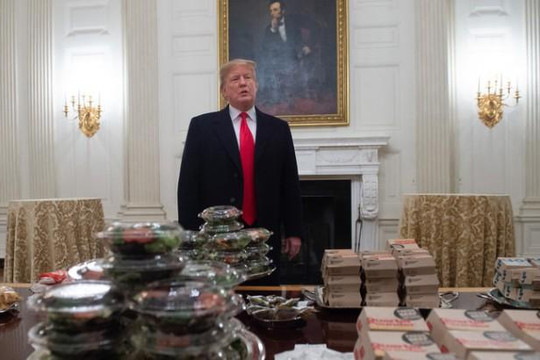 Chính phủ Mỹ đóng cửa, ông Trump mua thức ăn nhanh đãi khách ở Nhà Trắng