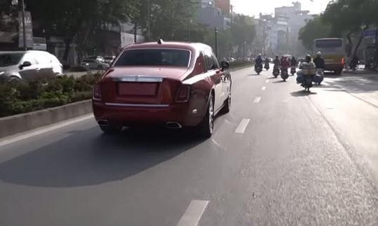 Siêu xe Rolls-Royce Phantom EWB 2019 giá hơn 55 tỉ gây xôn xao phố Hà Nội 