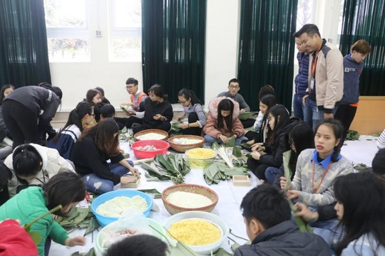 Thầy trò ĐH Đại Nam gói bánh chưng tặng bệnh nhi ở viện K, Tân Triều