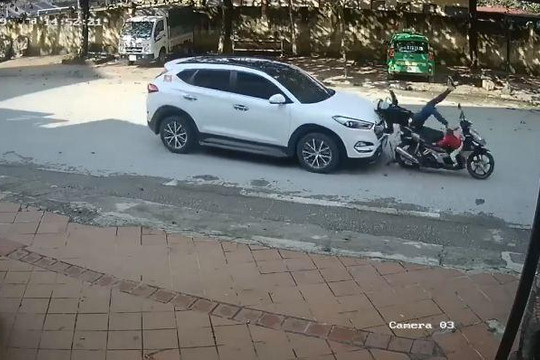 Vừa dừng đèn đỏ, người phụ nữ chở con trên xe máy bị ô tô đâm từ phía sau