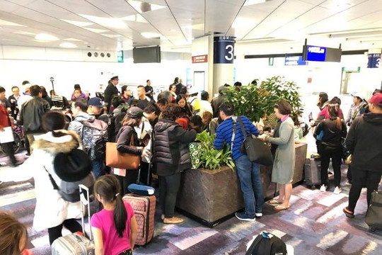 Nhiều khách Việt tố bị hãng American Airlines bỏ rơi tại sân bay Hong Kong