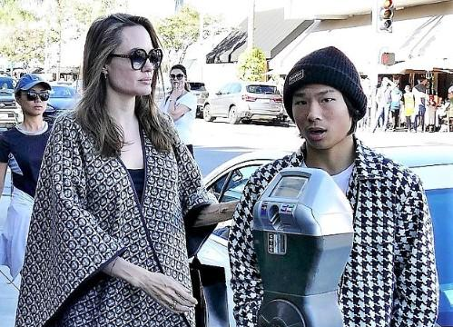 Angelina Jolie xuống phố cùng con trai người Việt Pax Thiên giữa tin Brad Pitt hẹn hò với Charlize Theron