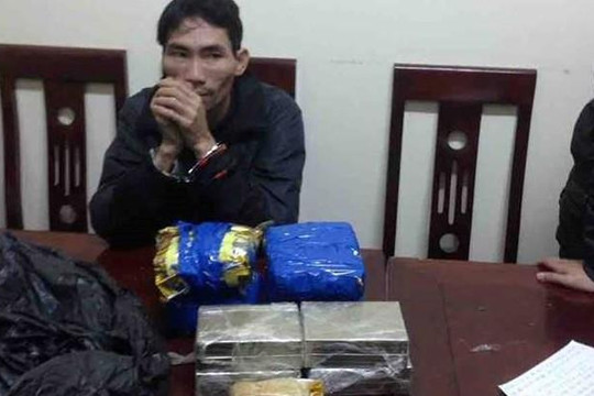 Nghệ An: Bắt kẻ vận chuyển 8 bánh heroin và 4kg ma túy đá