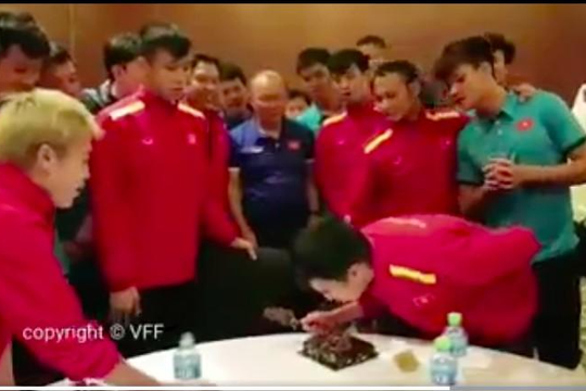 HLV Park 'đầu têu' trò úp bánh sinh nhật vào mặt Đức Huy sau trận thắng Jordan