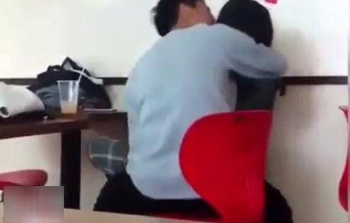 Clip cặp đôi vô tư diễn cảnh nóng trong cửa hàng tiện lợi ở Hà Nội gây bức xúc
