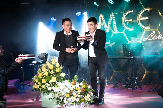 Mải mê chạy show trước Tết, ca sĩ Quang Hà bật khóc khi fan tổ chức sinh nhật cho mình
