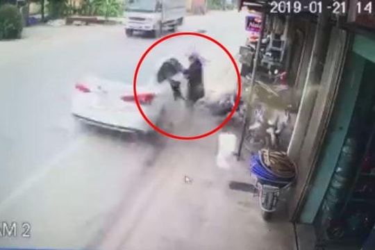 Ô tô 'điên' lao đến trước mặt, người phụ nữ thoát chết trong gang tấc