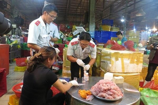 TP.HCM: Chợ Bình Điền bị các hộ kinh doanh tự phát lấn chiếm, gây nhiều mối lo  ​