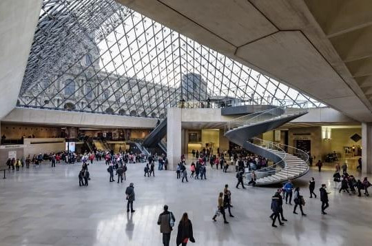 Bỏ 34.000USD để thăm bảo tàng Louvre ở Paris một mình