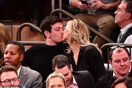 Karlie Kloss hôn chồng mới cưới khi đi xem bóng rổ 