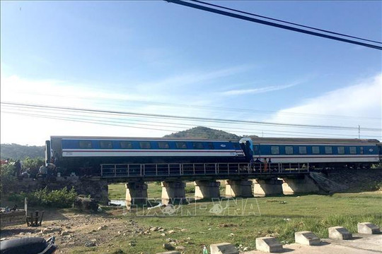 Tàu khách SE1 Bắc-Nam bị tai nạn tại Bình Thuận, đường sắt ách tắc