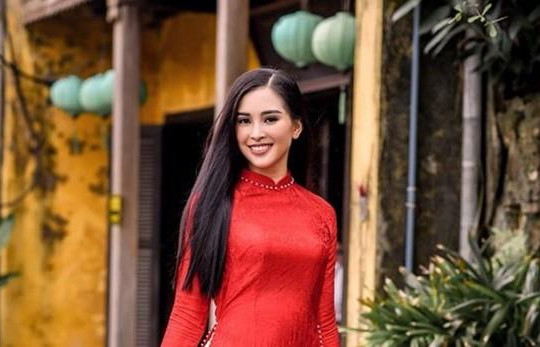 Hoa hậu Tiểu Vy về Hội An rước Sắc bùa, đón giao thừa cùng gia đình
