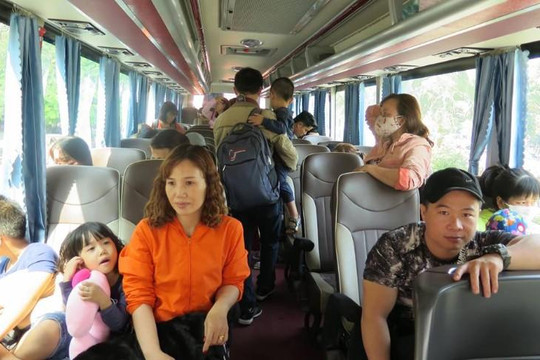 Ga Sài Gòn dùng xe buýt vận chuyển hành khách ra ga Bình Thuận