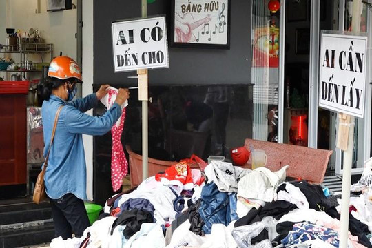 Gian quần áo 'Ai cần đến lấy, ai có đến cho' ở Sài Gòn
