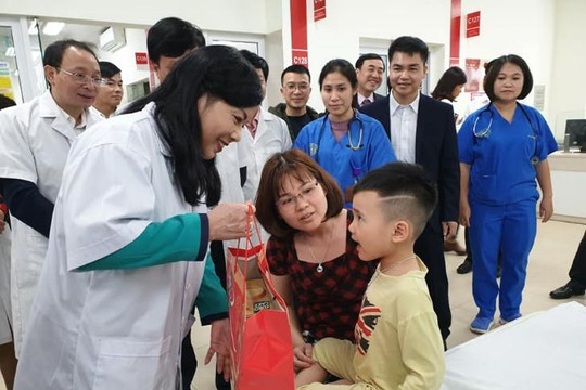 Bộ trưởng Bộ Y tế thăm hỏi và tặng quà cho các bệnh nhân đêm Giao thừa 