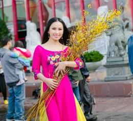 Hà Phương vẫn đi chùa, mặc áo dài truyền thống đón Tết Kỷ Hợi ở Mỹ