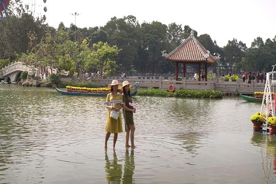 Cầu 'tàng hình' ở Sài Gòn hút khách tham quan dịp Tết