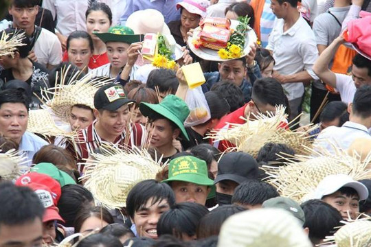 Chùm ảnh: Du khách vui nhộn trong ngày khai hội chùa Hương Tích