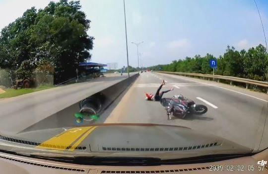 Tránh xe khách đang dừng, cô gái đi xe máy ngã vào đầu ô tô