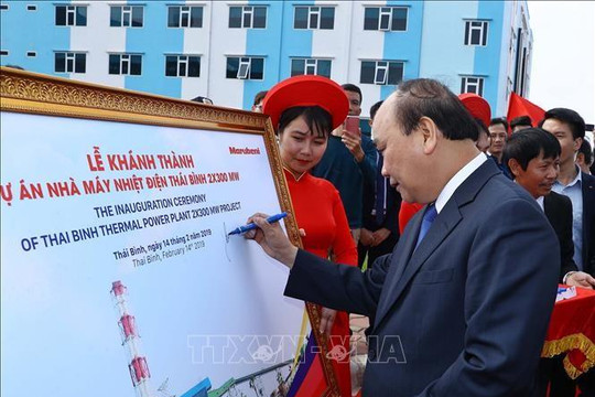 Thủ tướng Nguyễn Xuân Phúc cắt băng khánh thành Nhà máy nhiệt điện Thái Bình