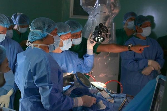Ca phẫu thuật u não bằng robot đầu tiên ở châu Á được tiến hành tại BV Nhân dân 115