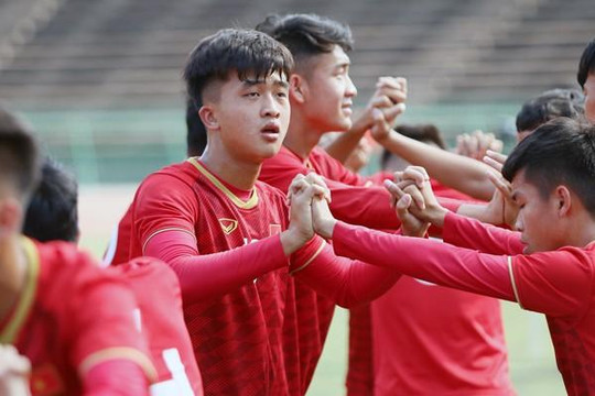 Chùm ảnh U.22 Việt Nam làm quen sân quốc gia Campuchia, sẵn sàng gặp Philippines ở AFF Cup