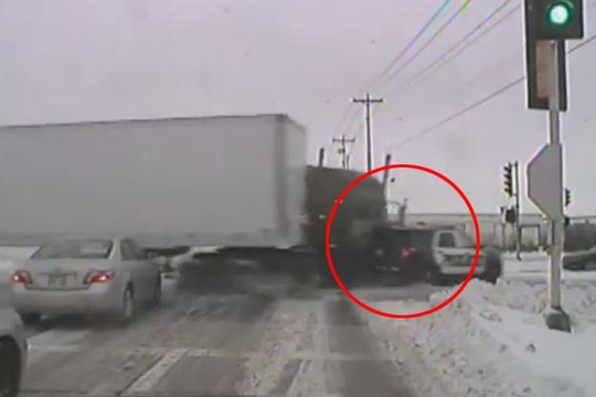 Cố vượt giao lộ khi đèn đỏ, container đâm thẳng vào xe cảnh sát