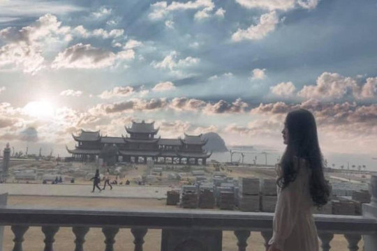 Bộ ảnh kiều nữ ở chùa Tam Chúc lớn nhất thế giới đẹp huyền ảo 