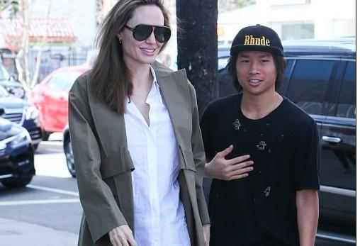 Angelina Jolie tươi cười đi mua sắm với cậu con nuôi người Việt Pax Thiên
