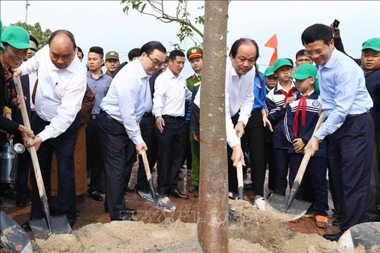 Thủ tướng Nguyễn Xuân Phúc dự lễ và trồng cây 'Đời đời nhớ ơn Bác Hồ'