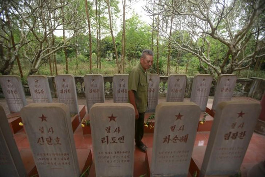 Bia mộ phi công Triều Tiên chống Mỹ ở Việt Nam