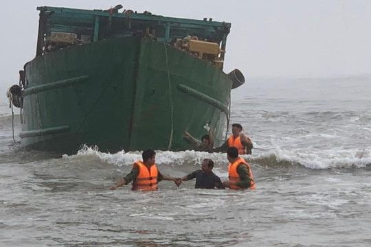 Vượt sóng dữ cứu hộ thành công tàu và 4 thuyền viên bị nạn