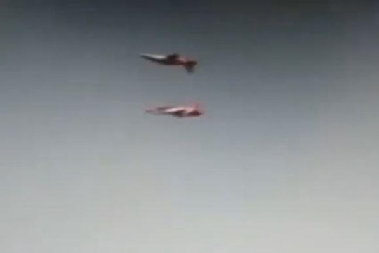 Kinh hoàng khoảnh khắc 2 máy bay biểu diễn đâm nhau giữa không trung