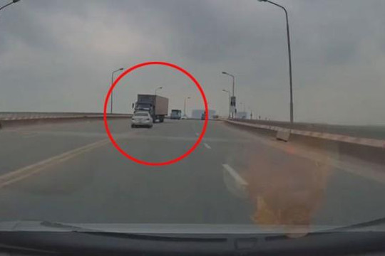 Ô tô tập lái chạy kiểu 'tự sát', suýt đâm thẳng vào đầu xe tải