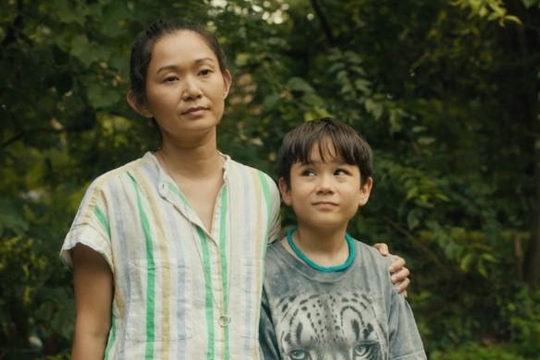 Diễn viên gốc Việt, Hồng Châu ‘hóa’ người mẹ đơn thân trong phim cảm động ‘Driveways’