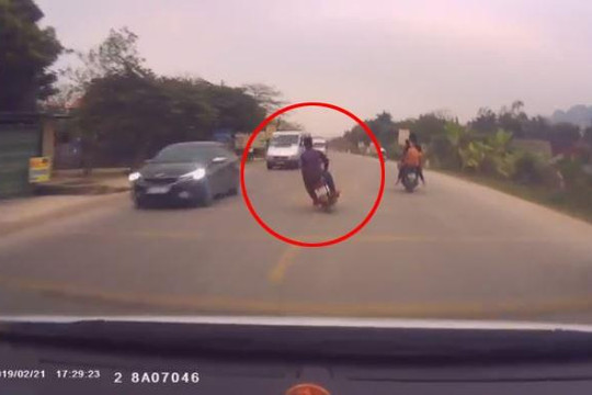 Chạy xe máy lạng lách đánh võng, 2 thanh niên va chạm kinh hoàng với ô tô