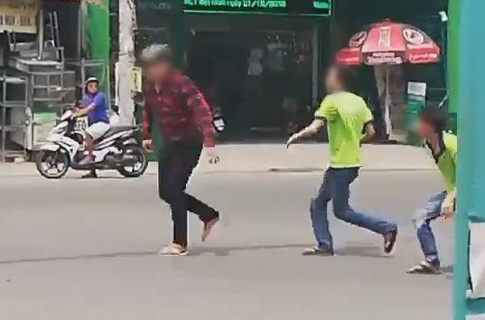 Thanh niên bị đuổi đánh giữa đường sau va chạm giao thông
